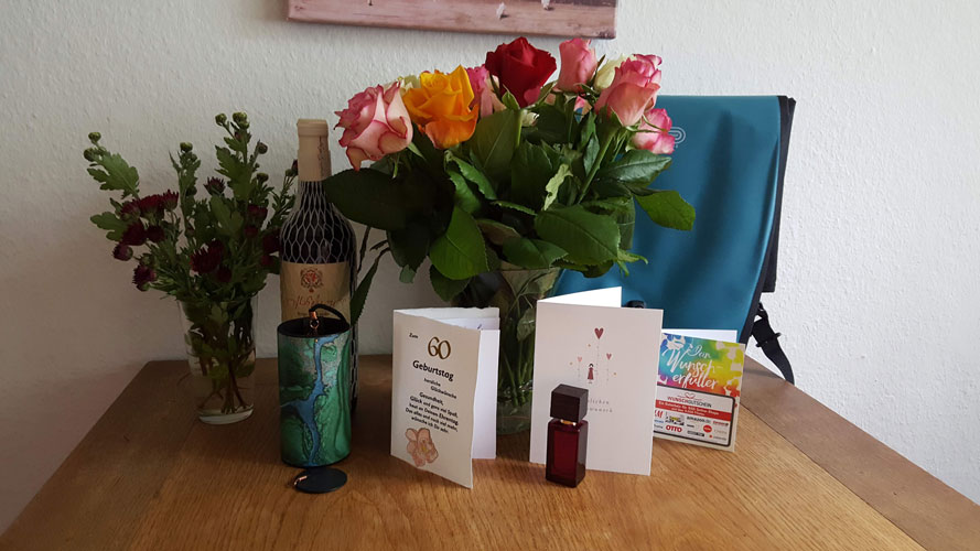 Geschenke, Blumen, Gratulationskarten