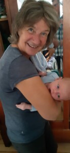 Frau mit Säugling im Arm
