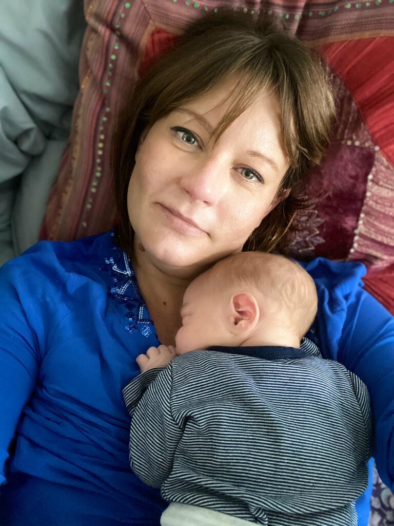 Mutter und Säugling im Arm